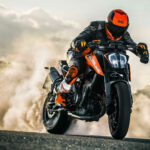 Motociclista derrapando
