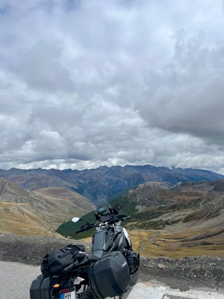 BMW R 1300 GS im Gelände mit vollständiger Reiseausrüstung.