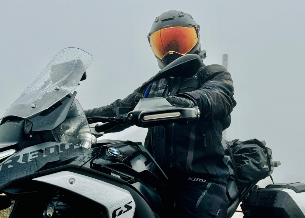 BMW R 1300 GS mit Reisegepäck auf einem malerischen Alpenpass.