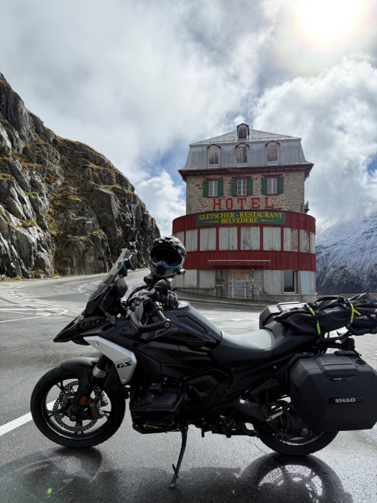 BMW R 1300 GS geparkt vor dem historischen Gletscherhotel Belvedere.