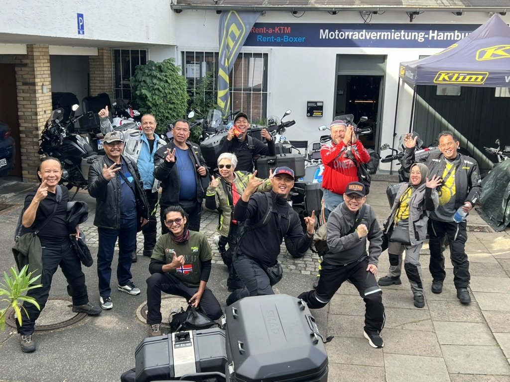 Indonesische Kundengruppe bei der Motorradvermietung Hamburg – Bereit für Motorradtouren mit BMW und KTM Motorrädern.