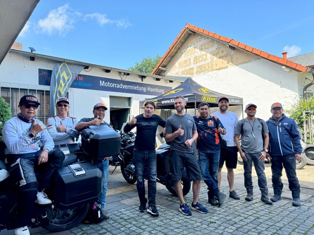 Internationale Kundengruppe bei der Motorradvermietung Hamburg – Startbereit für Touren mit BMW und KTM Motorrädern.