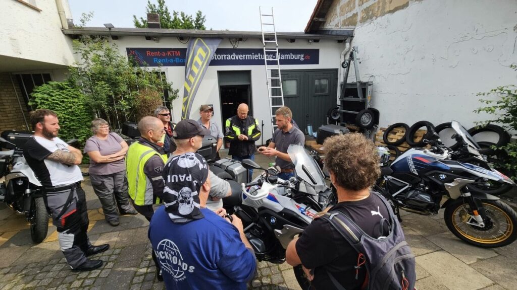 Neuseeländische Kundengruppe bei der Motorradvermietung Hamburg – Vorbereitungen für Motorradtouren mit BMW R 1250 GS Motorrädern.