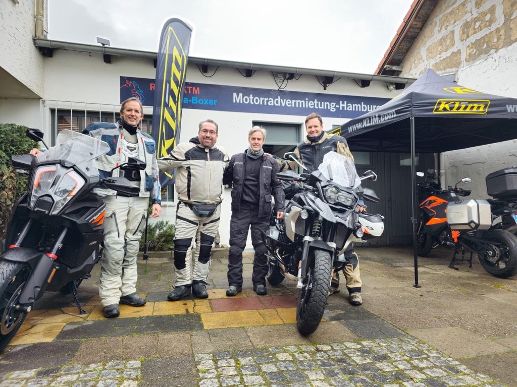 Motorradvermietung Hamburg – Kunden mit BMW R 1250 GS und KTM Adventure für Skandinavien-Touren