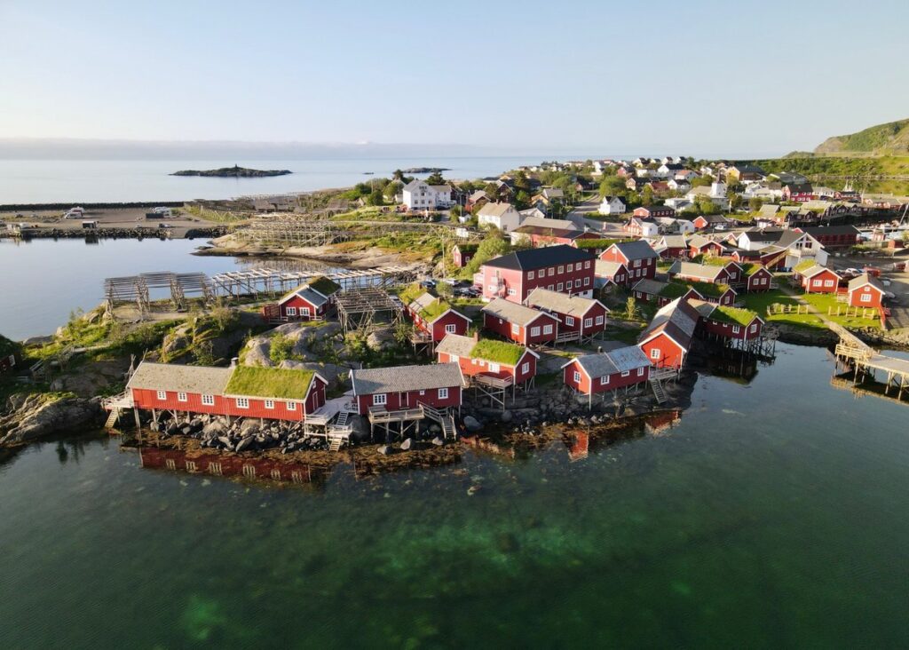 Pintoresco pueblo costero de las islas Lofoten, una parada ideal en una ruta en moto por Noruega.