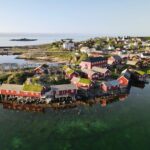 Malerisches Küstendorf auf den Lofoten, idealer Stopp auf einer Motorradtour durch Norwegen.